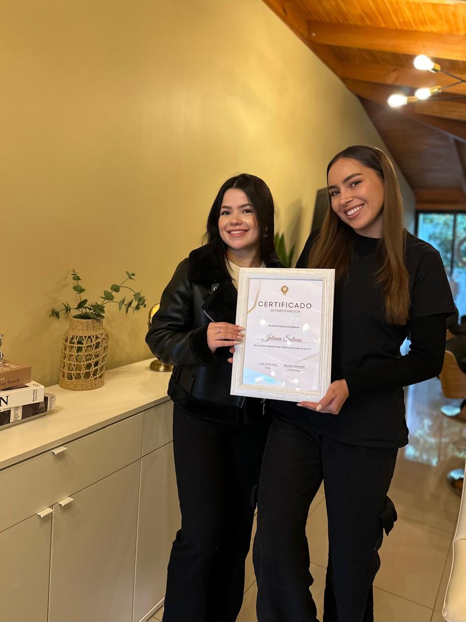 Juliana Salinas, alumna de manicure