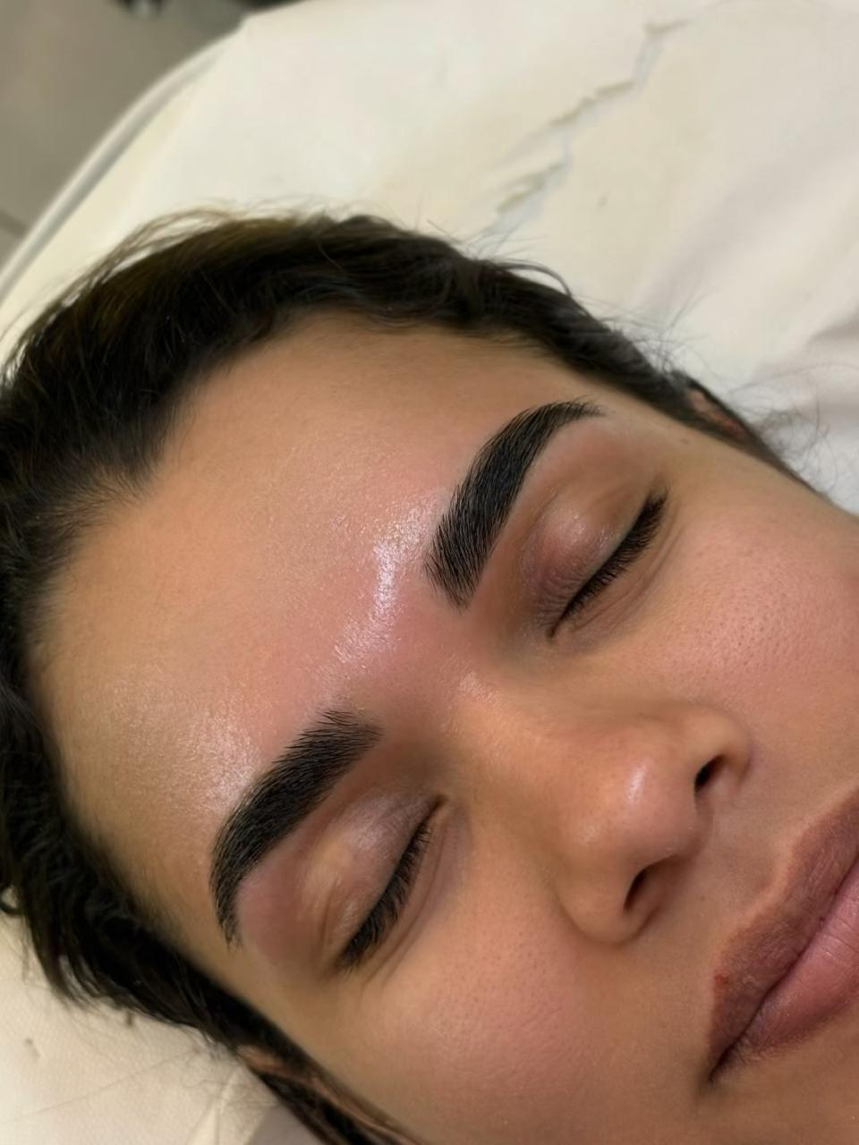 Diseño de cejas con tinte